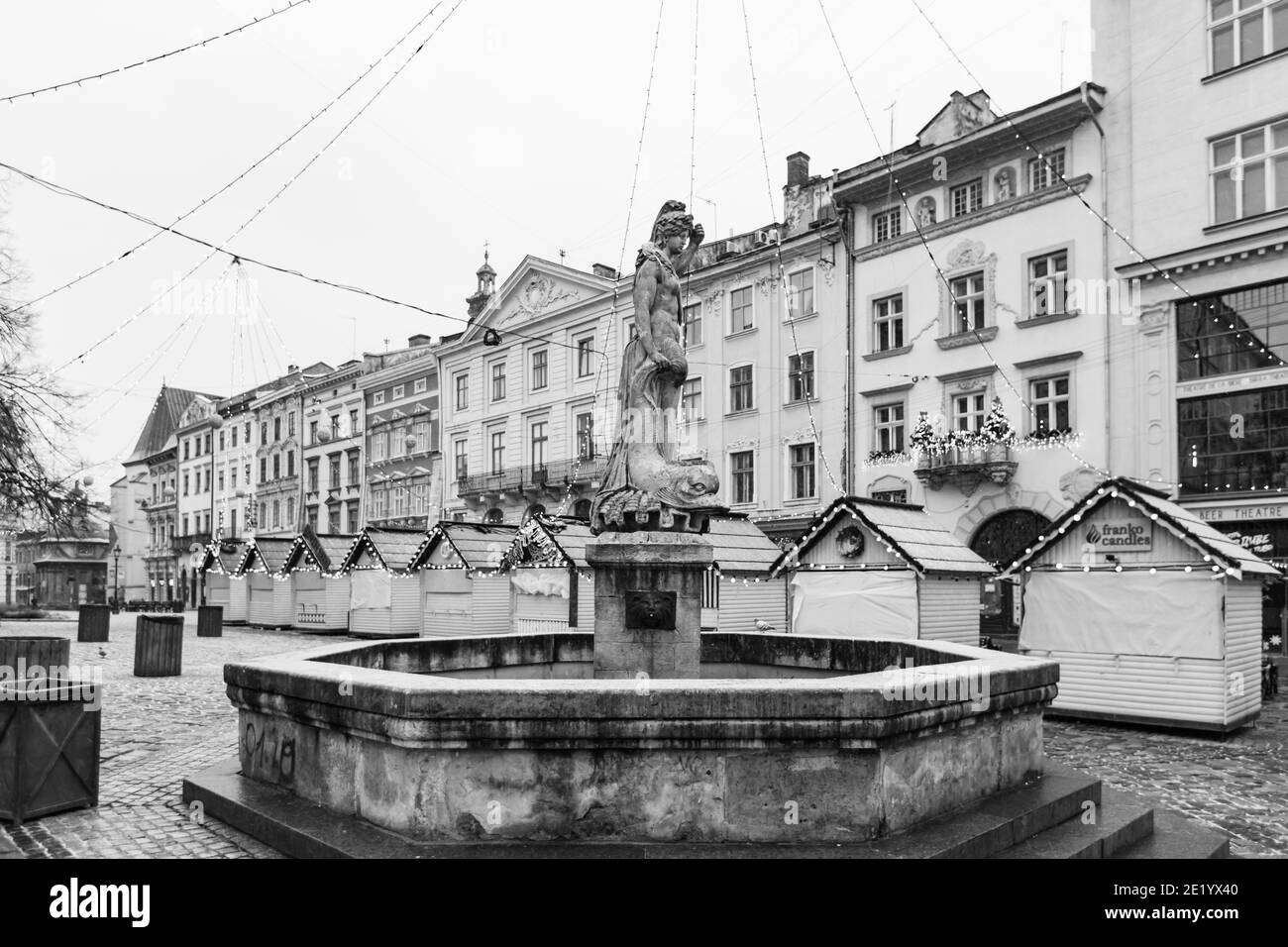Lviv, Ucraina - 10 gennaio 2021: Mercatino di Natale di Lviv 2021 durante la quarantena COVID-19 Foto Stock