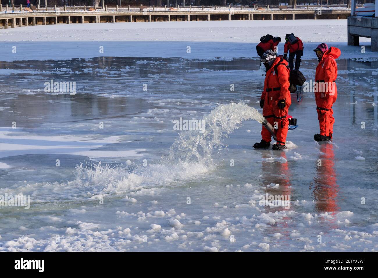 Il team di manutenzione della National Capital Commission allagando la superficie ghiacciata di Dow's Lake Skgateway per aiutare la produzione di ghiaccio a Ottawa Foto Stock