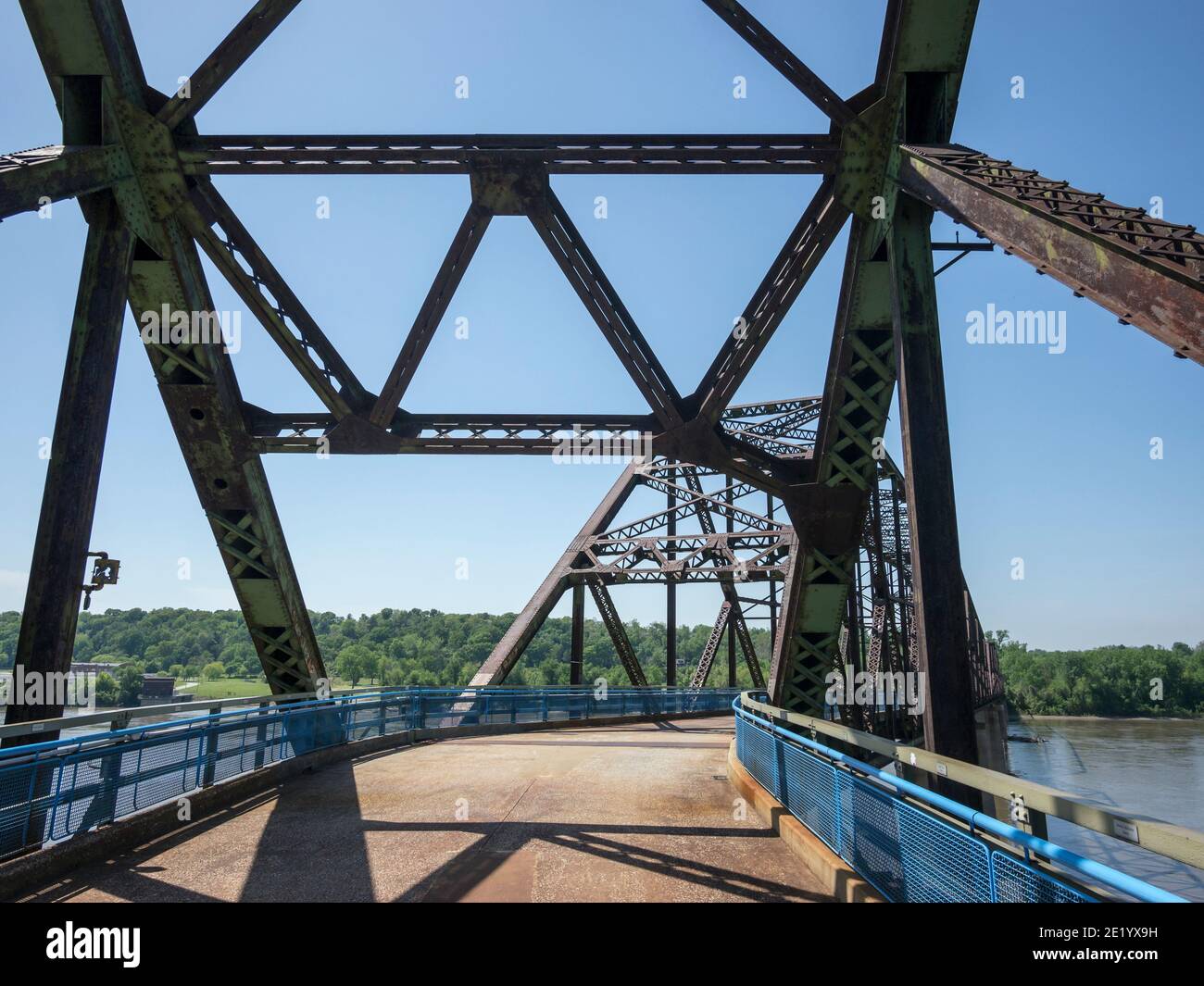 La curva a 22 gradi nel ponte Chain of Rocks sul fiume Mississippi a nord di St. Louis, Missouri. Foto Stock