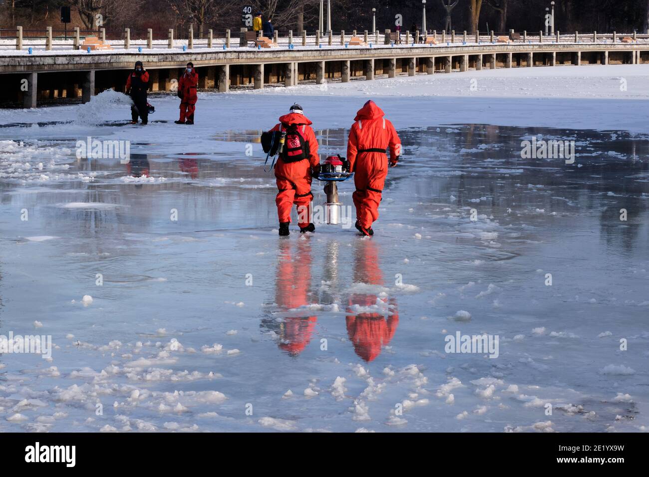 Il team di manutenzione della National Capital Commission allagando la superficie ghiacciata di Dow's Lake Skgateway per aiutare la produzione di ghiaccio a Ottawa Foto Stock