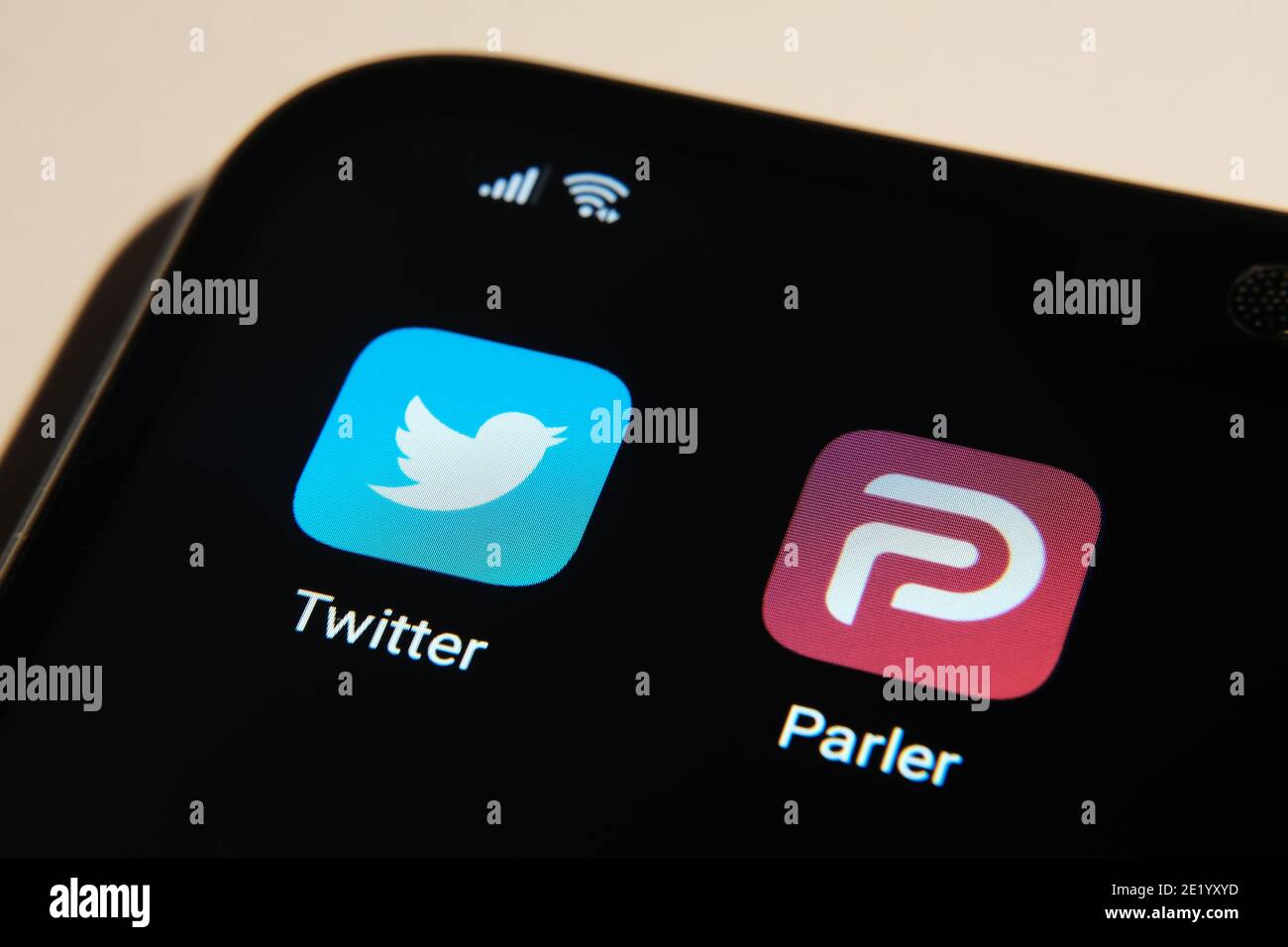 App Parler visualizzata sullo schermo dello smartphone. Parler è un nuovo social media vietato in Google Play e App Store. Stafford, Regno Unito, novembre 10 2020 Foto Stock