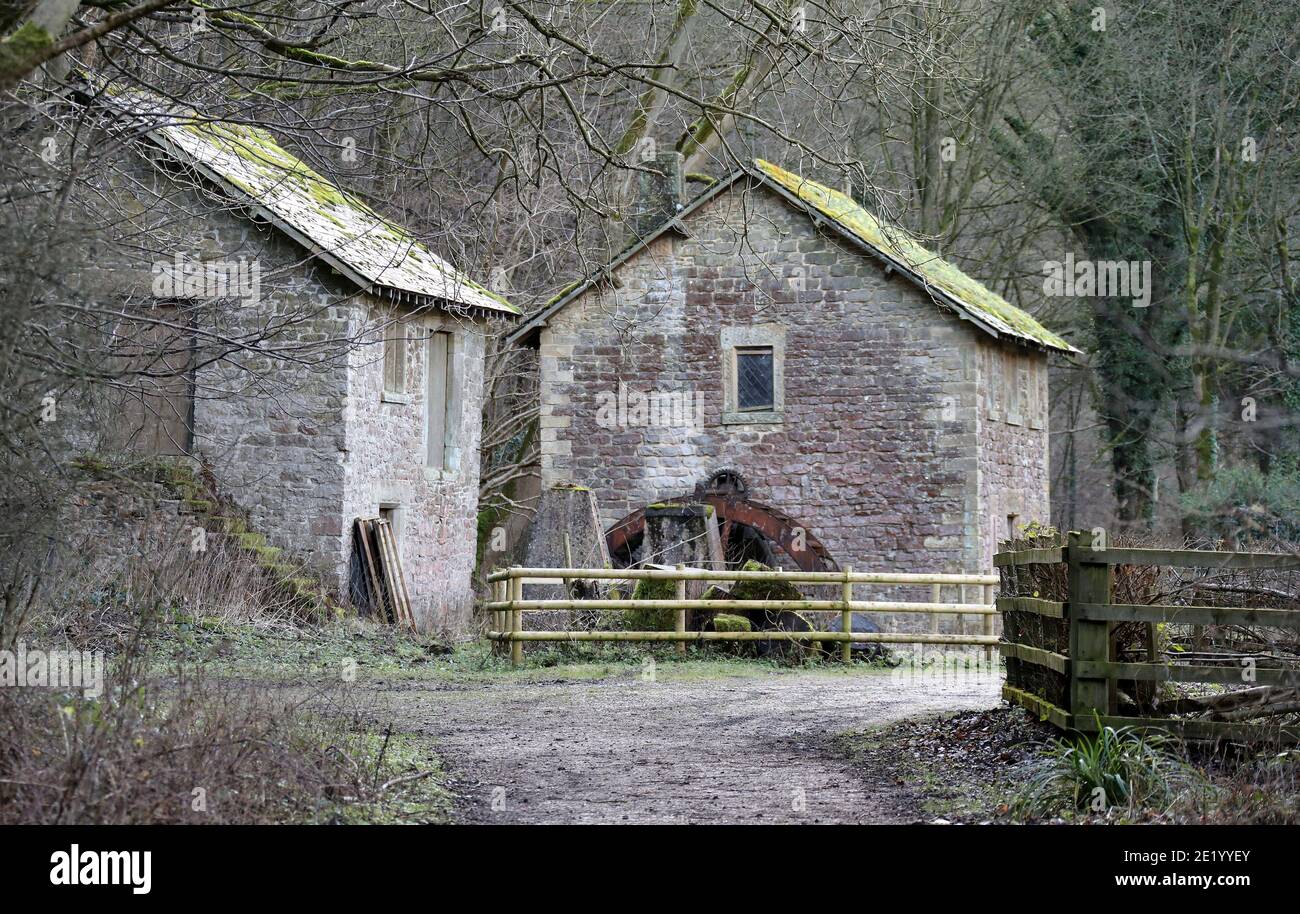Ashford Bobbin Mill sulla riva sud del fiume Wye nel Derbyshire Peak District National Park Foto Stock