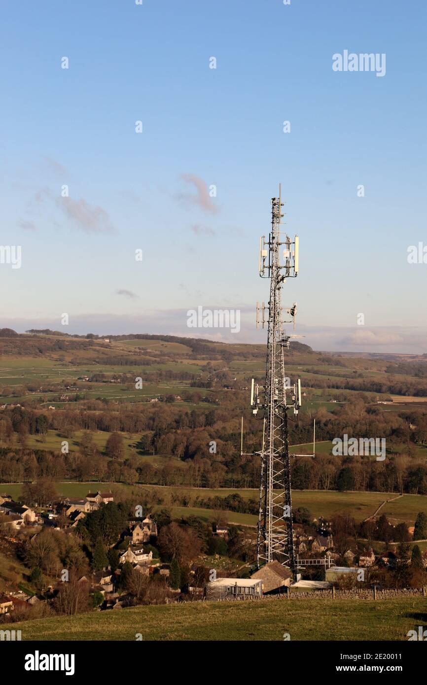 Palo da telefono nel Peak District National Park sopra il Derbyshire villaggio di Ashford in acqua Foto Stock