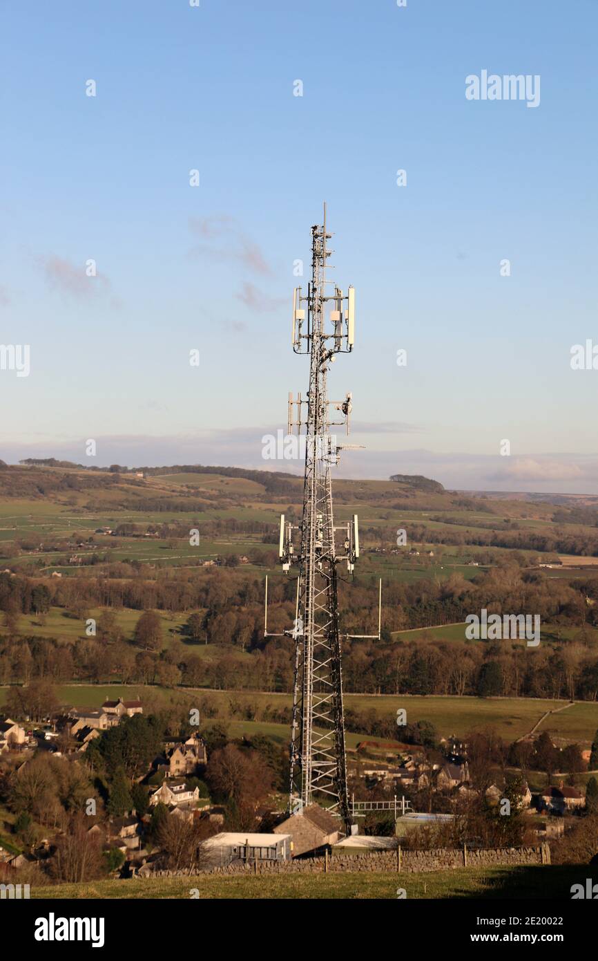 Palo da telefono nel Peak District National Park sopra il Derbyshire villaggio di Ashford in acqua Foto Stock