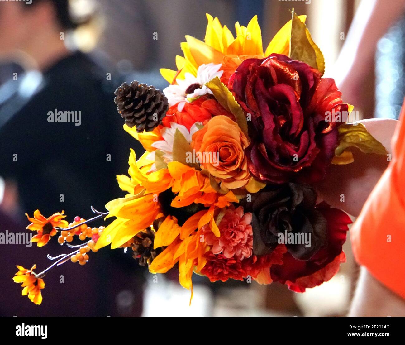 Un mazzo di fiori a mano per la celebrazione del matrimonio di autunno Foto Stock