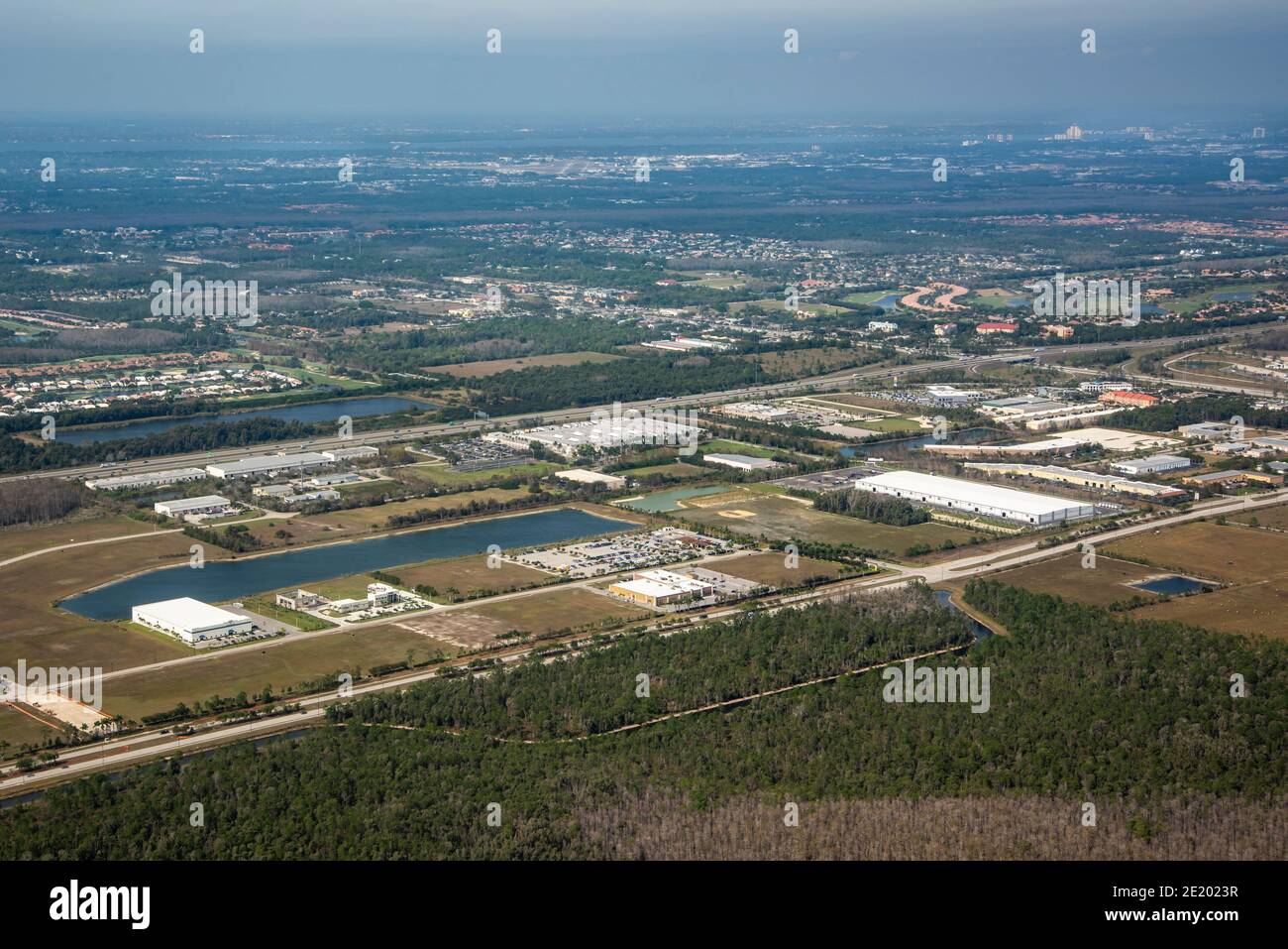 Fort Meyers, Florida. Vista aerea del paesaggio industriale e degli affari vicino all'aeroporto e una vista parziale del golf Olde Hickory e Countr Foto Stock