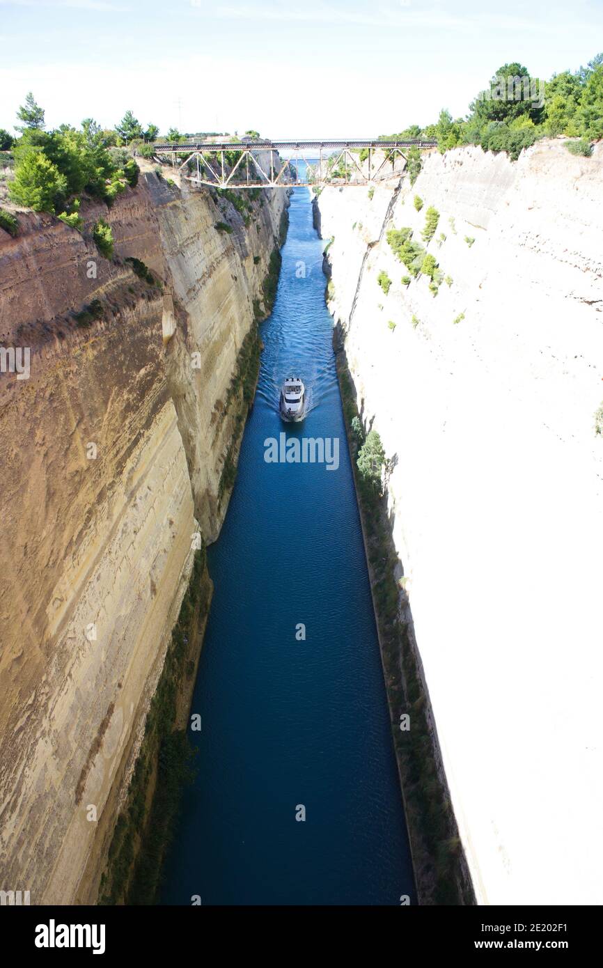 VEW del canale Corinzio dal vecchio ponte, Korinth, Grecia Foto Stock
