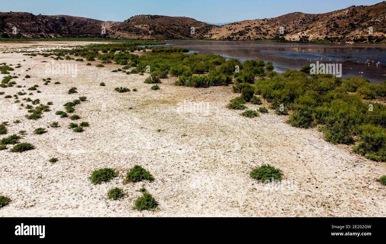 il drone aereo spara dal lato di un vecchio lago - sabbie bianche e sfondo di montagna anche ci sono piante verdi corte. foto ha preso al lago di bafa a tu Foto Stock