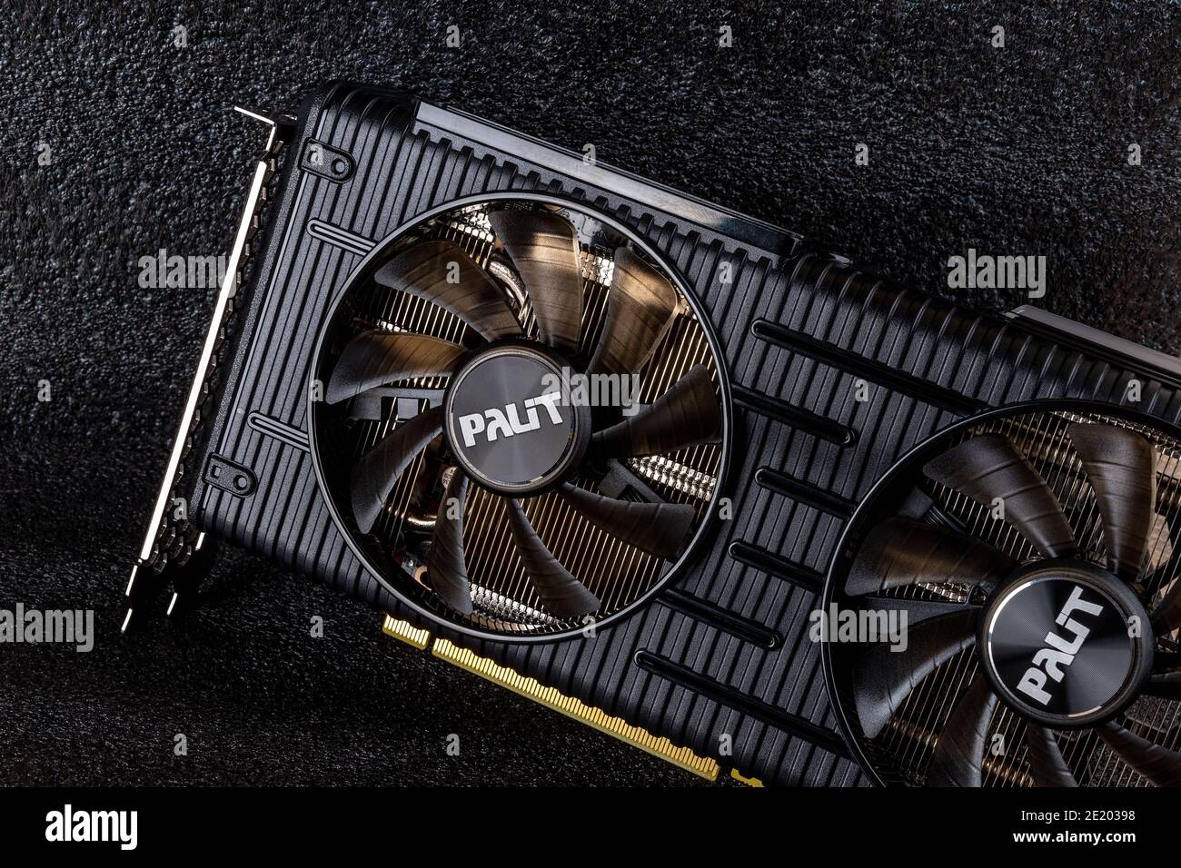 Varna, Bulgaria, 06 gennaio 2021. Palit Nvidia GeForce RTX 3060 ti Dual OC 8GB scheda grafica GDDR6 su sfondo scuro. Hardware per PC moderno Foto Stock