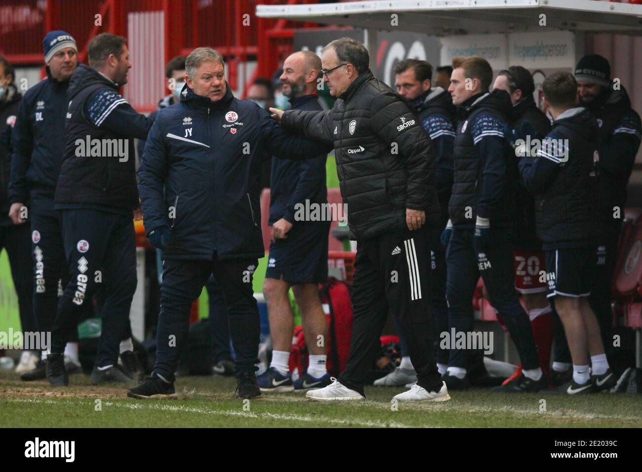 Crawley, Regno Unito. 10 gennaio 2021. John Yems, direttore della città di Crawley, e Marcelo Bielsa, direttore della divisione Leeds, si stringono le mani alla fine della partita durante la terza partita della Coppa fa tra Crawley Town e Leeds United al Peoples Pension Stadium di Crawley, Inghilterra, il 10 gennaio 2021. Foto di Ken Sparks. Solo per uso editoriale, è richiesta una licenza per uso commerciale. Nessun utilizzo nelle scommesse, nei giochi o nelle pubblicazioni di un singolo club/campionato/giocatore. Credit: UK Sports Pics Ltd/Alamy Live News Foto Stock