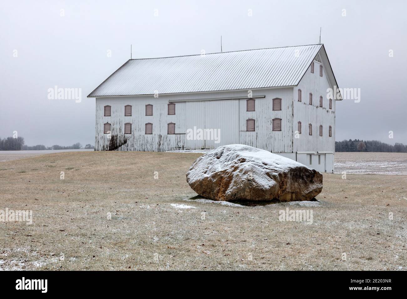 Granaio, con masso in primo piano, glaciale erratico, Michigan, USA, di James D Coppinger/Dembinsky Photo Assoc Foto Stock