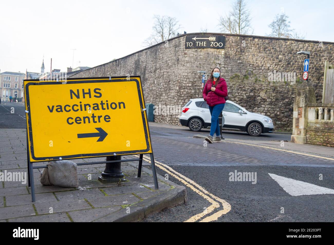 NHS Covid vaccination Centre bristol zoo cartello stradale Foto Stock