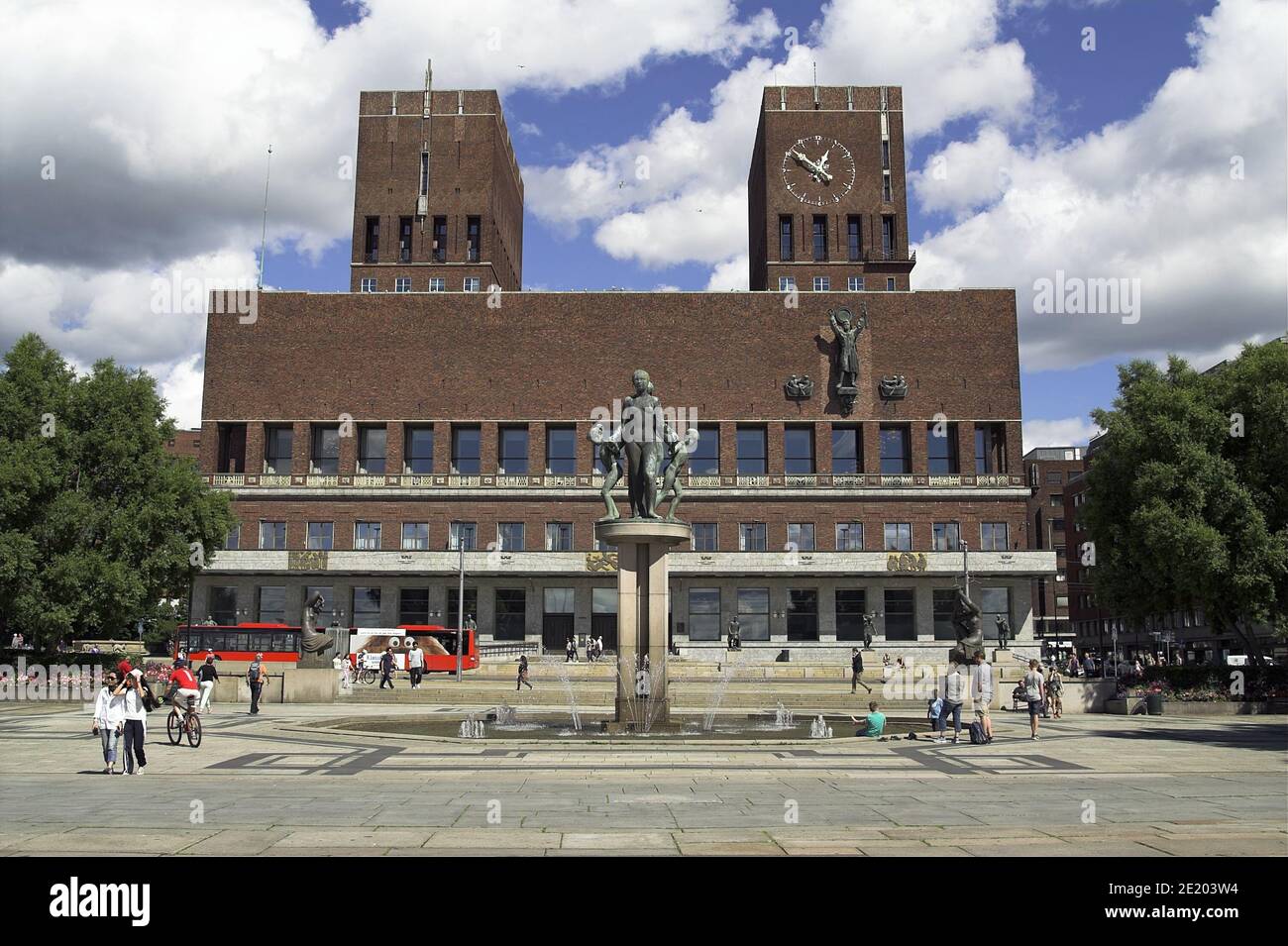 Oslo, Norvegia, Norvegia; Municipio di Oslo; Oslo rådhus; Rathaus Oslo; Ratusz; Ayuntamiento de Oslo; Vannfontene Rådhusplass; City Hall Plaza Fountains Foto Stock