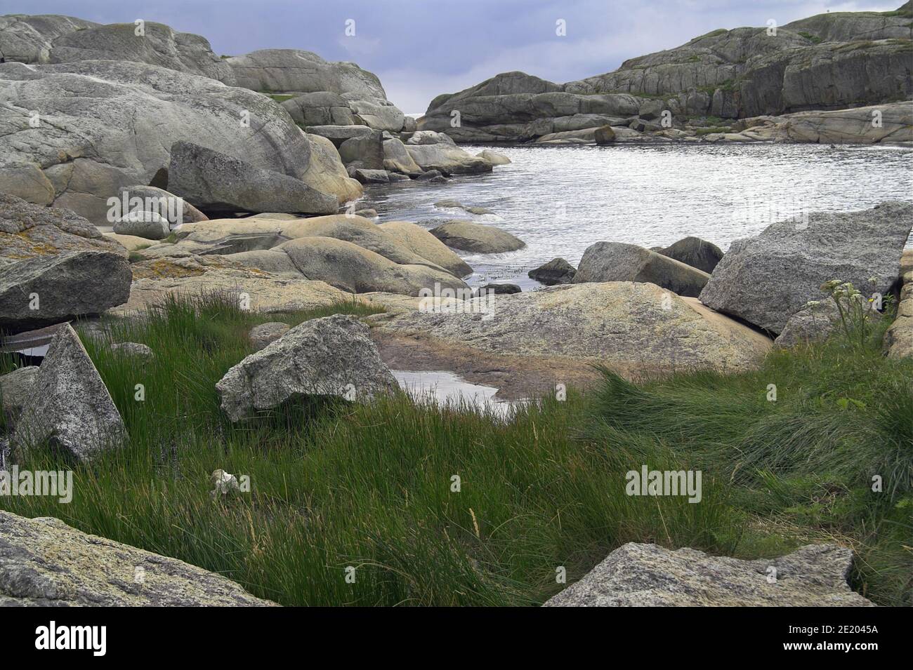 Verdens Ende; Norvegia, Norvegia; isolotti e rocce molto piccoli nel mare. Paesaggio marino con formazioni rocciose. Kleine Inseln und Felsen im Meer. Seelandschaft Foto Stock