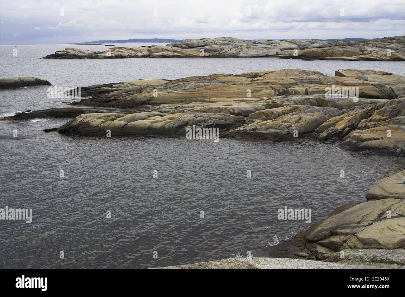 Verdens Ende; Norvegia, Norvegia; isolotti e rocce molto piccoli nel mare. Paesaggio marino con formazioni rocciose. Kleine Inseln und Felsen im Meer. Seelandschaft Foto Stock