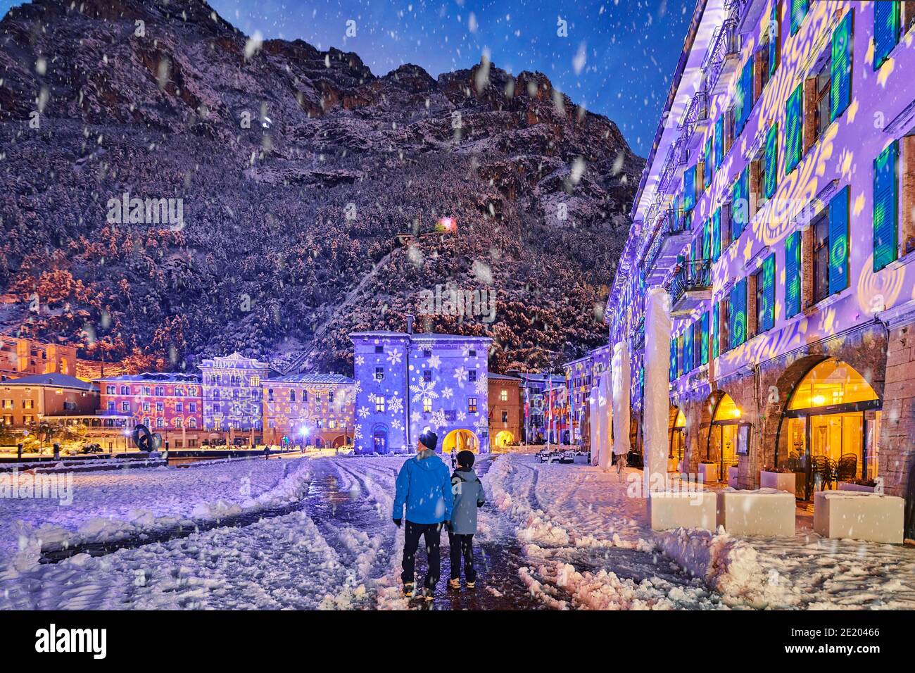 Bella vista di Riva del Garda in una giornata invernale con molta neve, vista sul bellissimo Lago di Garda in una giornata innevata circondata da montagne, il Trentino Foto Stock