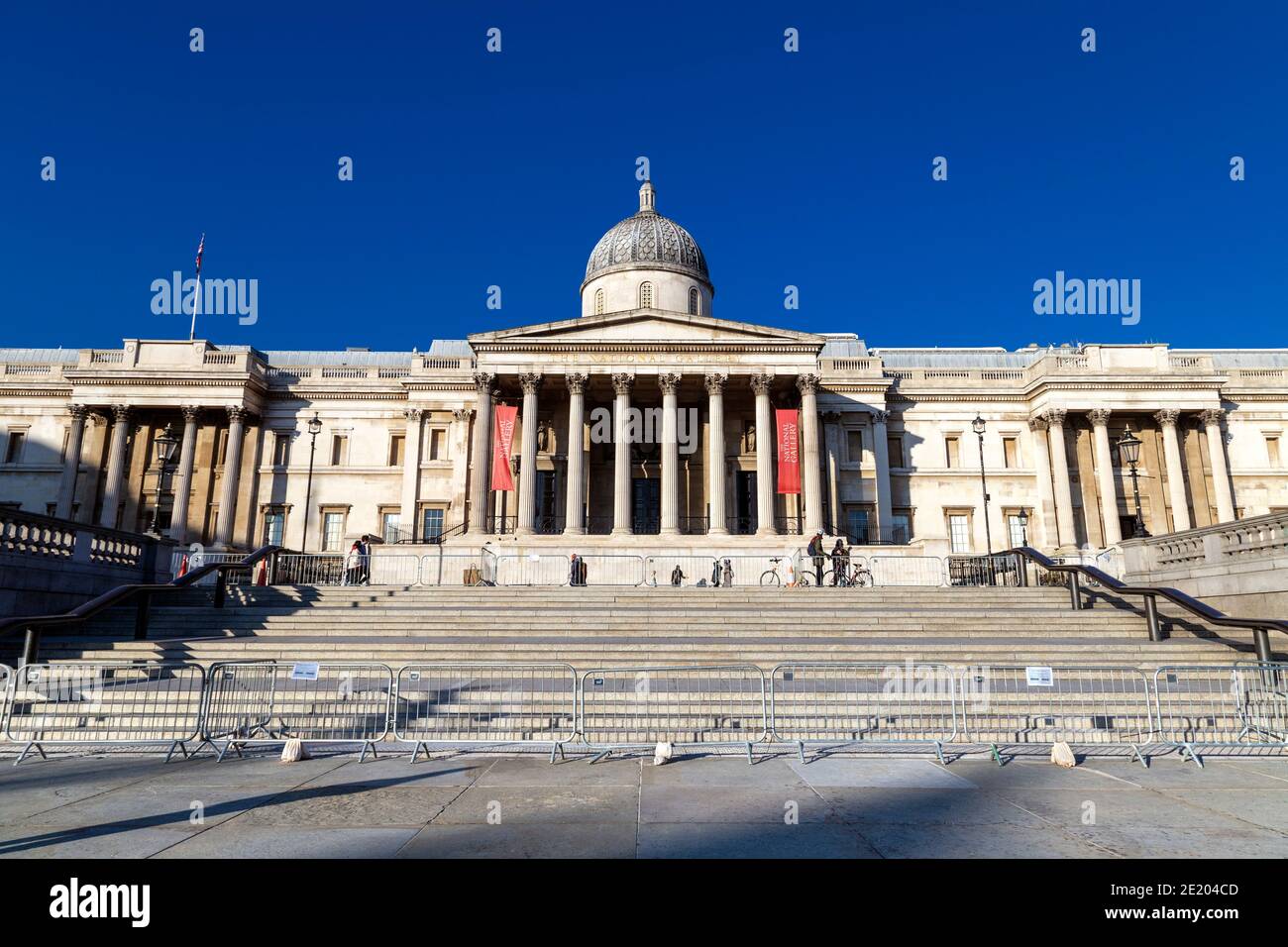 9 gennaio 2021 - Londra, Regno Unito, scala sbarrata con blocchi metallici di fronte alla National Gallery durante il 3 ° coronavirus pandemia blocco Foto Stock