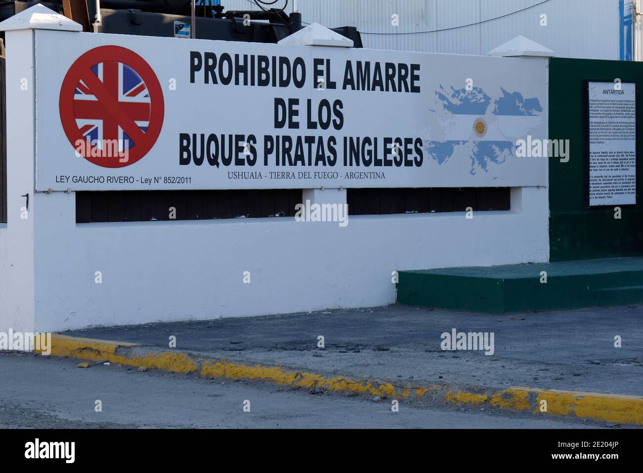 "No Mooring of English Pirate Ships" - cartello a Port Area, lungomare, Ushuaia, Tierra del Fuego, Argentina sud 29 novembre 2015 Foto Stock