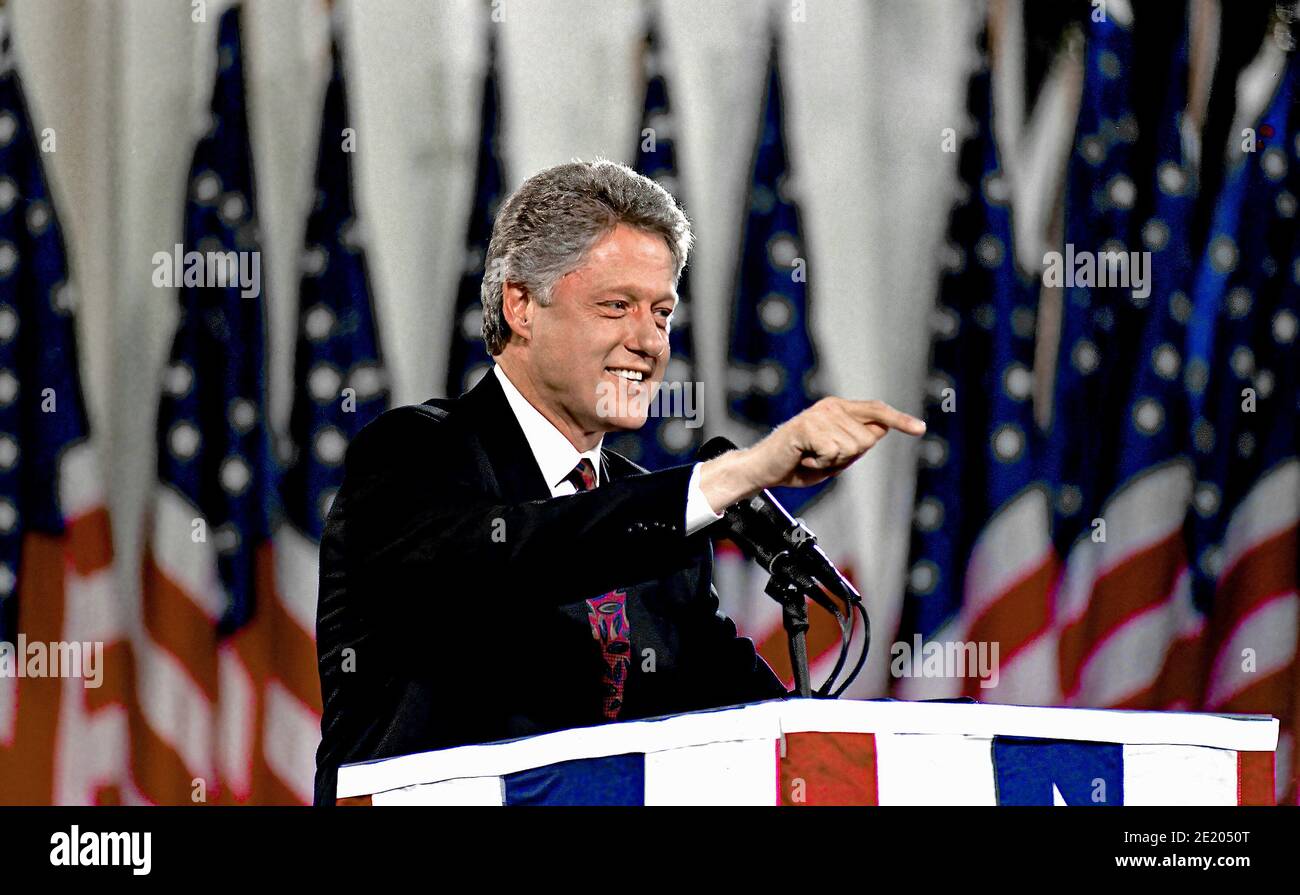 Little Rock, Arkansas, USA, 3 novembre 1992 il presidente eletto William Jefferson Clinton si rivolge alla folla che si è riunita nel tribunale di Little Rock, Arkansas, per vedere il neo eletto presidente Credit: Credit: Mark Reinstein/MediaPunch Foto Stock