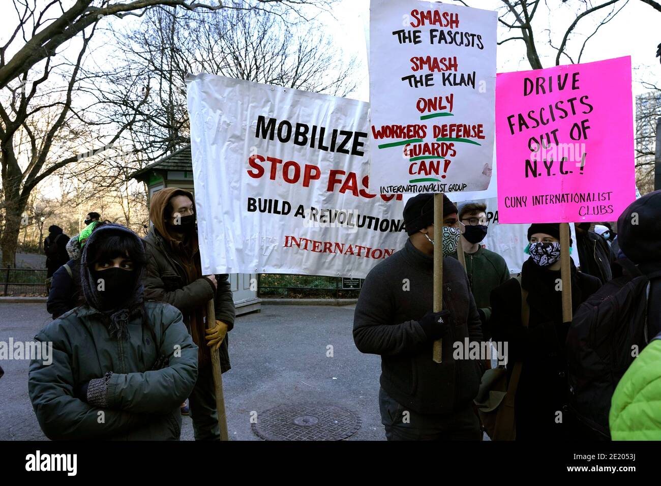 New York, Stati Uniti. 10 gennaio 2021. I membri degli antifascisti tengono cartelli durante la marcia del 10 gennaio 2021 a New York City. Vari gruppi che rappresentano un'ideologia antifascista, tra cui un defund the police group, costruire uno stato operaio rivoluzionario e un gruppo contro i Proud Boys, marciato da Central Park South verso Madison Square Park. (Foto di John Lamparski/Sipa USA) Credit: Sipa USA/Alamy Live News Foto Stock