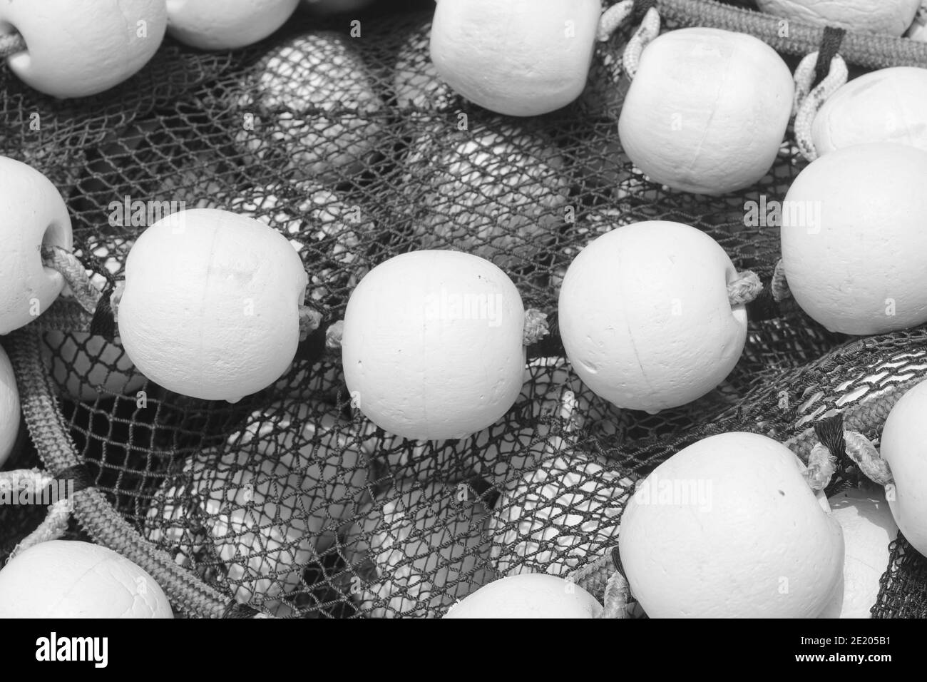 Reti marine attrezzatura da pesca o rigging come sfondo di texture con luce naturale e ombra. Reti da pesca e funi per la pesca industriale. Foto Stock