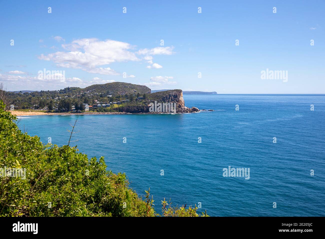 Vista da Bilgola testa identifica Avalon Beach, Bangalley testa e la NSW centrale costa sullo sfondo, Sydney, Australia Foto Stock