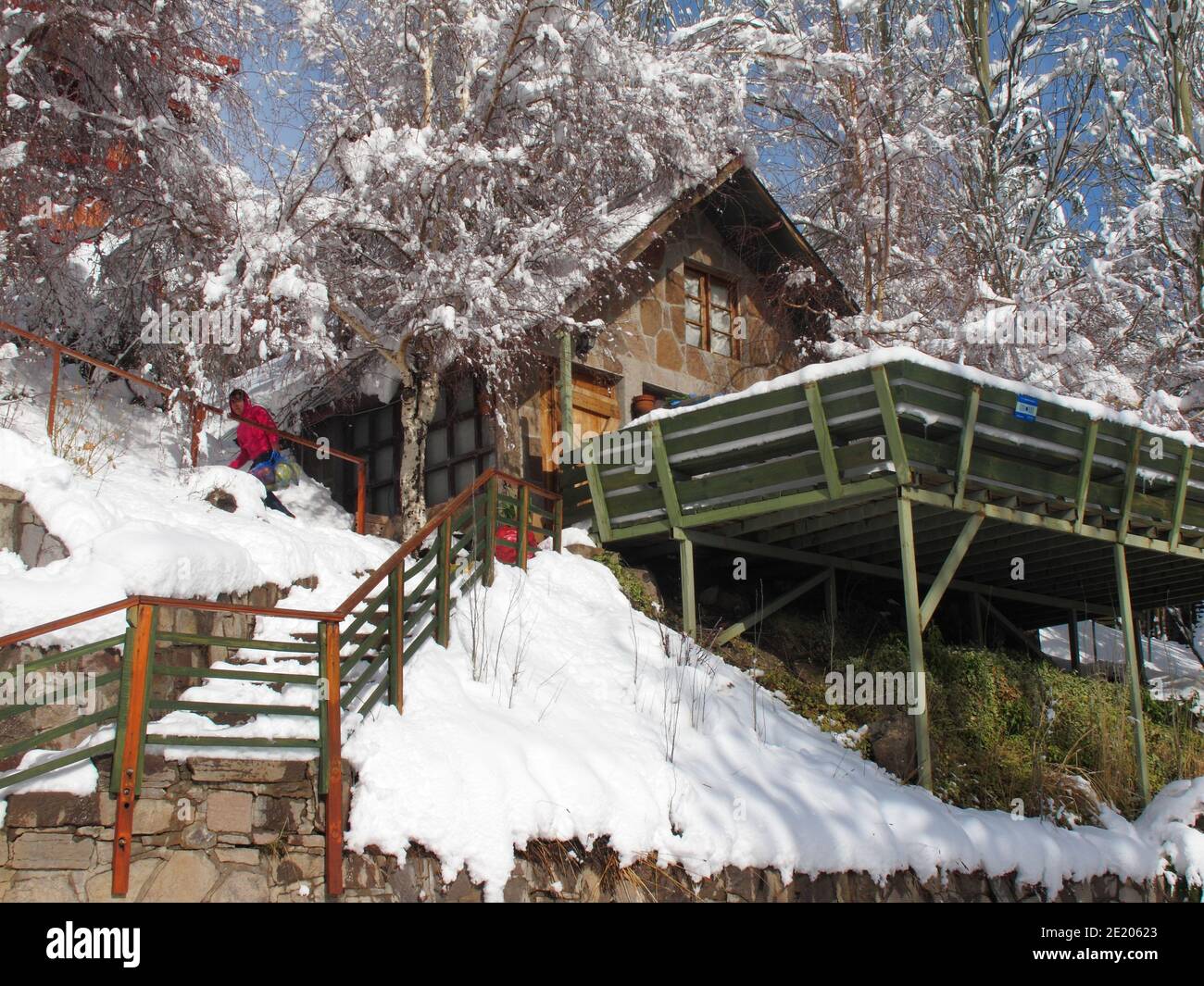 Cabina nella neve al villaggio di Farellones, Andes montagne. Cile. Foto Stock