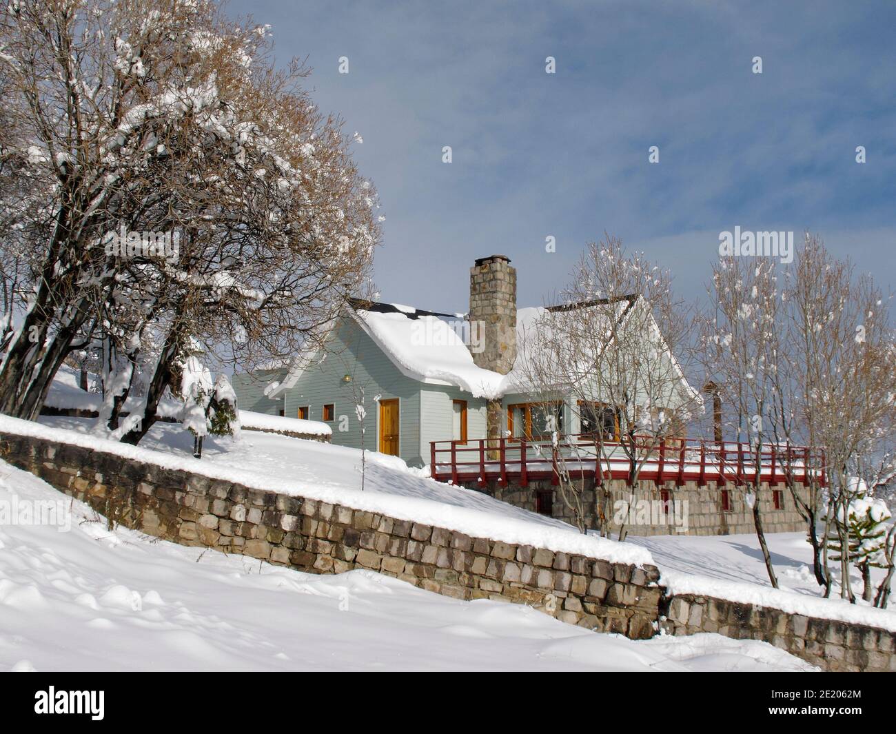 Cabina nella neve al villaggio di Farellones, Andes montagne. Cile. Foto Stock