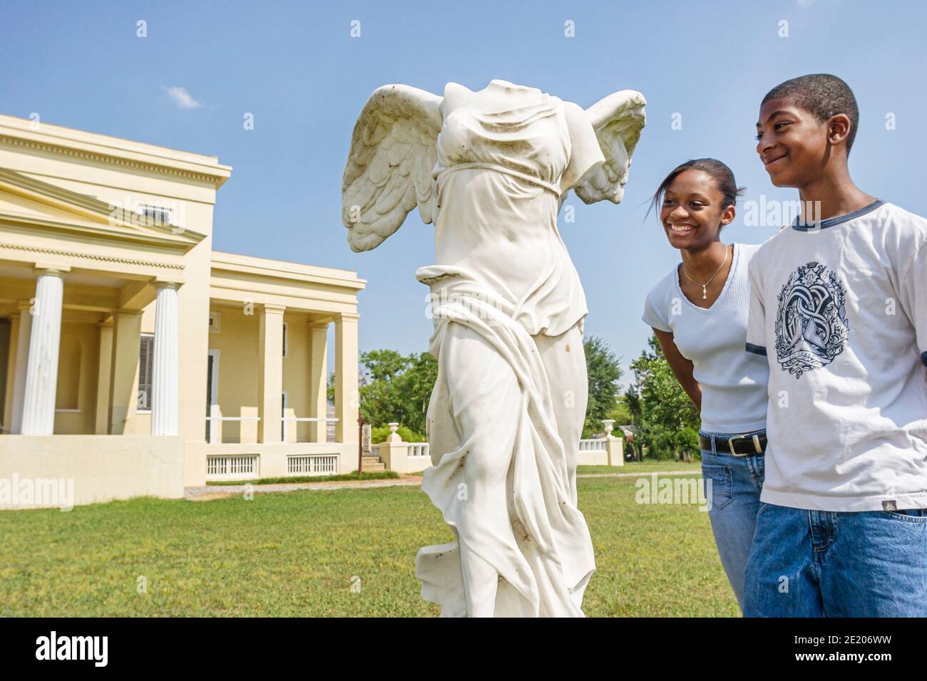 Alabama Demopolis Gaineswood Greek Revival Mansion 1861, Black boy girl teen teen teenager fratelli osservare la statua classica, alata, casa storica, Foto Stock