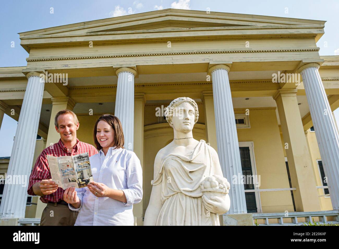 Alabama Demopolis Gaineswood Greek Revival Mansion 1861, classica statua coppia lettura cercando brochure informazioni, casa storica, Foto Stock