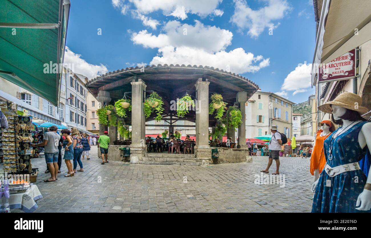 cafe ristorante nel vecchio mercato dei cereali Hall su Place Couverte nella città antica di Anduze, dipartimento del Gard, Occitanie, Francia meridionale Foto Stock
