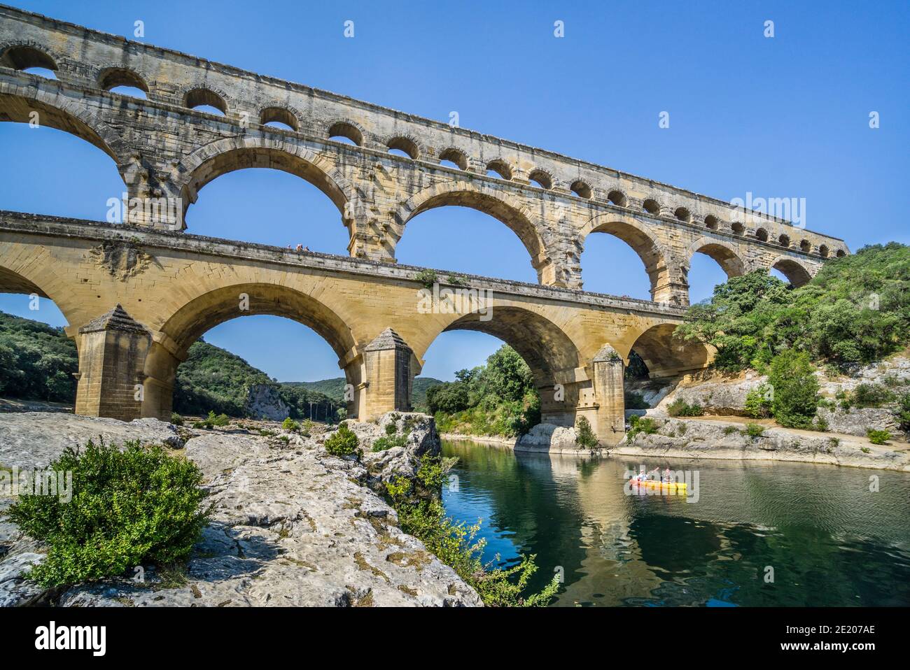 L'antico ponte dell'acquedotto romano di Pont du Gard attraverso il fiume Gardon, costruito nel i secolo d.C. per trasportare l'acqua oltre 50 km alla colonia romana Foto Stock