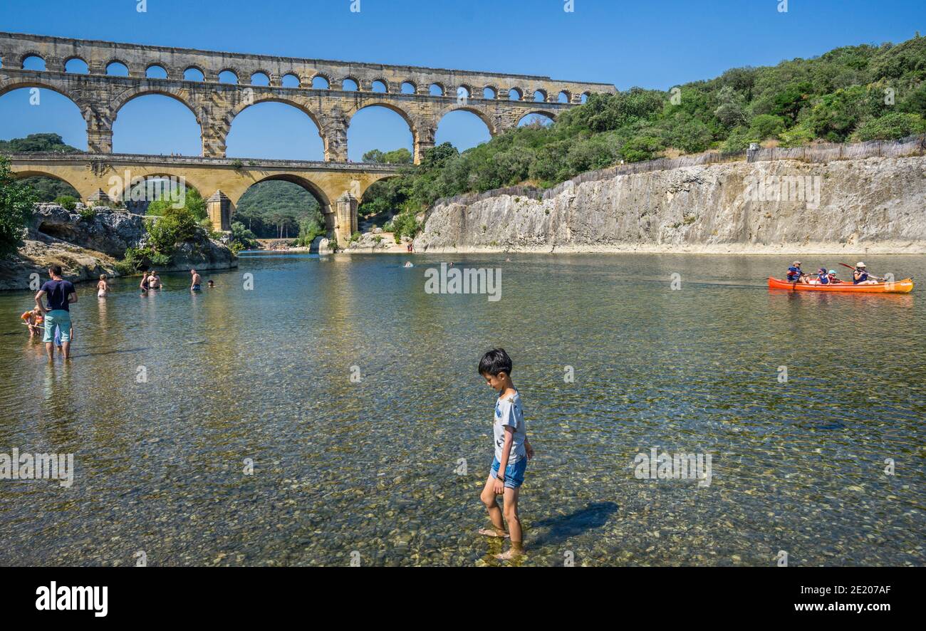 L'antico ponte dell'acquedotto romano di Pont du Gard attraverso il fiume Gardon, costruito nel i secolo d.C. per trasportare l'acqua oltre 50 km alla colonia romana Foto Stock