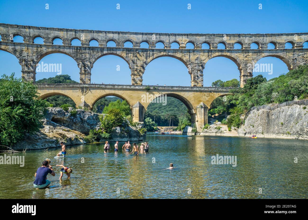 L'antico ponte dell'acquedotto romano di Pont du Gard attraverso il fiume Gardon, costruito nel i secolo d.C. per trasportare l'acqua oltre 50 km alla colonia romana Foto Stock