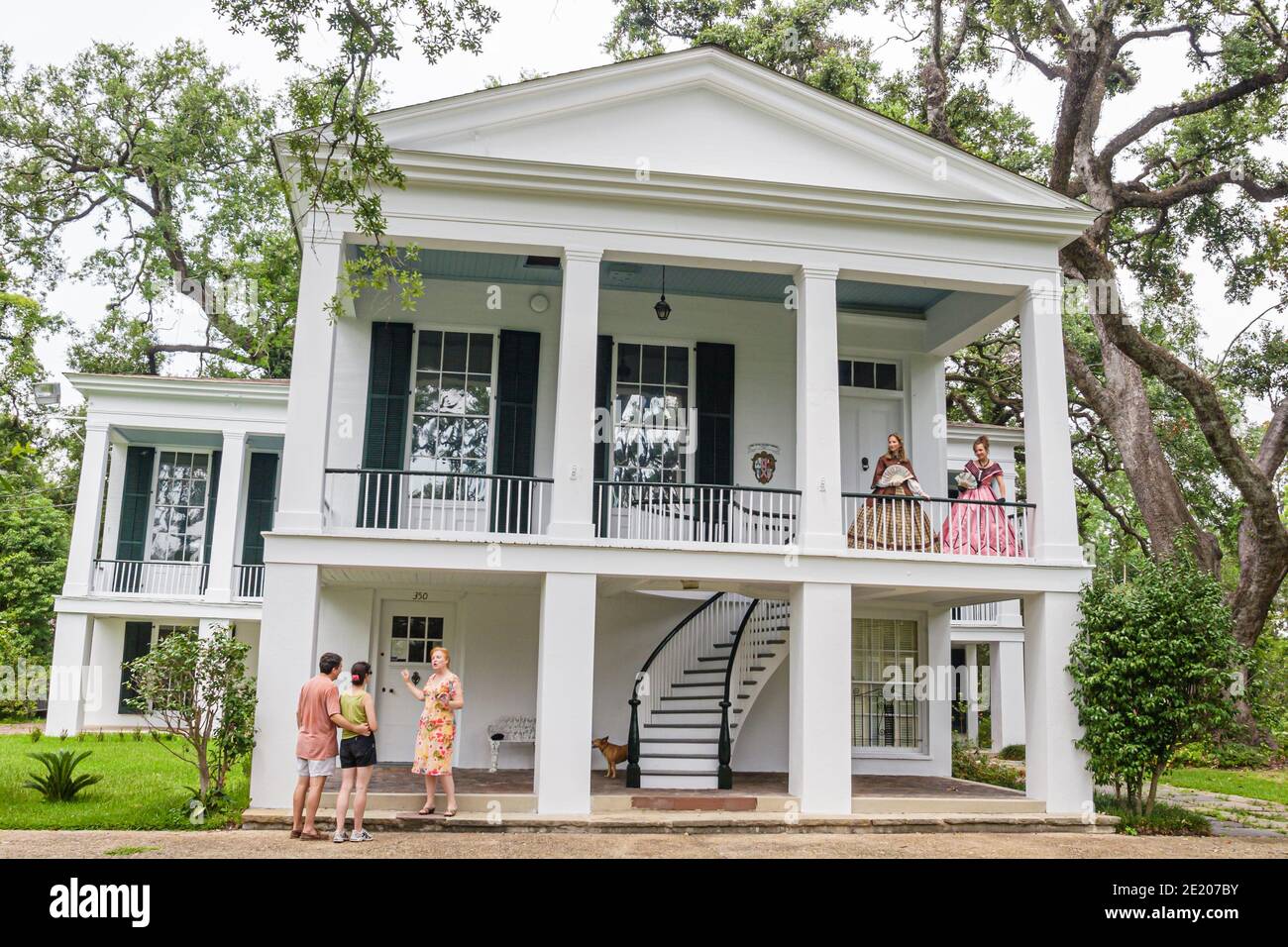 Alabama Mobile Oakleigh Historic Complex 1833 Greek Revival Mansion, donna donna donna donna guida guide periodo vestito esterno visitatori esterni, Foto Stock