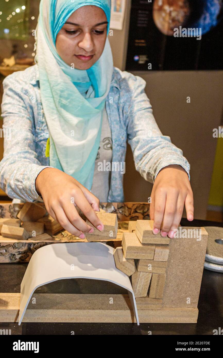 Alabama Mobile Gulf Coast Exploreum Science Center, Mideastern teenage teenager girl fa costruire blocchi di arco, Foto Stock