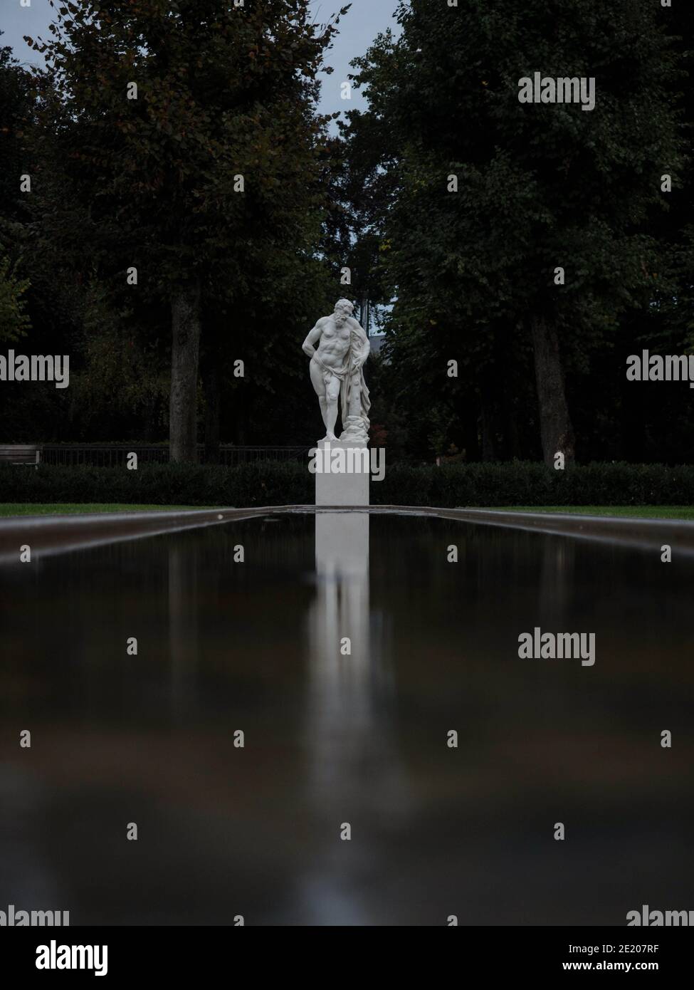White Farnese Ercole Eracle mitologia greca statua di eroe scultura su Schlossplatz al castello di Karlsruhe Palazzo Baden-Wurttemberg Germania Europa Foto Stock