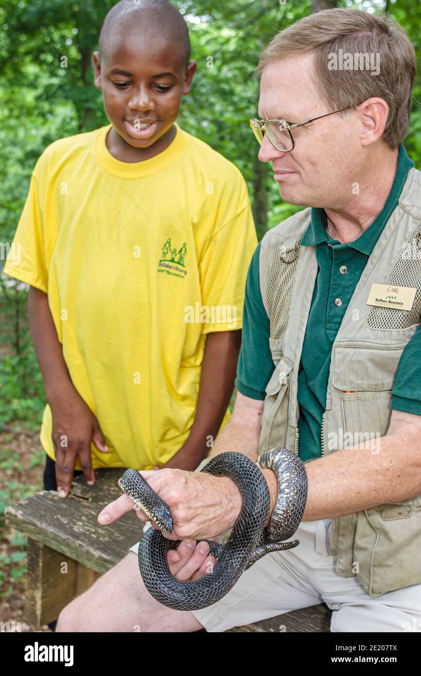 Birmingham Alabama, Ruffner Mountain Nature Center, accampamento estivo studente ragazzo nero uomo naturalista insegnante counselor, animale gestore serpente di ratto, Foto Stock