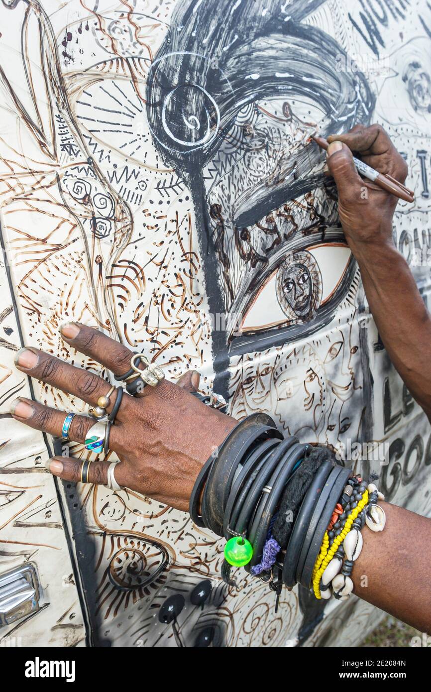 Birmingham Alabama, Sloss Historic Furnace folk artist Lonnie Holley, Black man marker disegno lavoro studio mani, Foto Stock