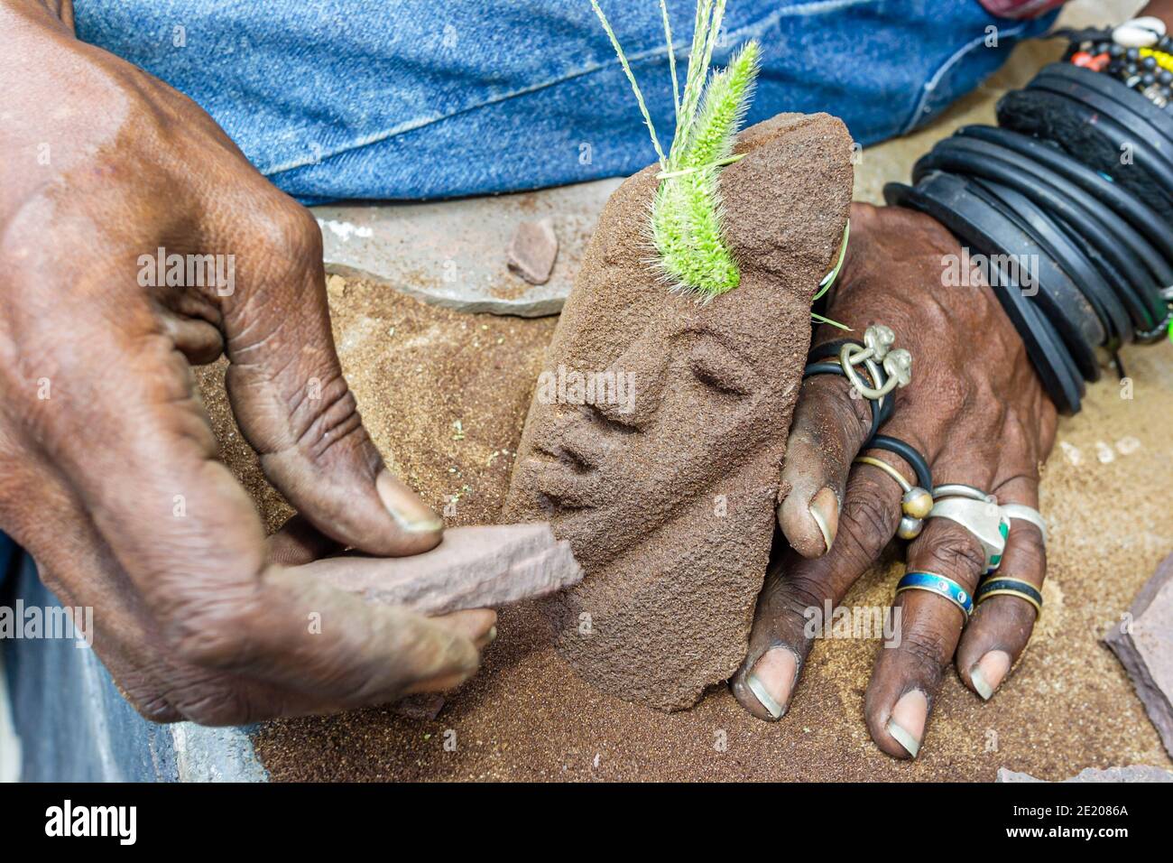 Birmingham Alabama, Sloss Historic Furnace folk artist Lonnie Holley, uomo nero scultura in pietra arenaria lavoro studio mani, Foto Stock