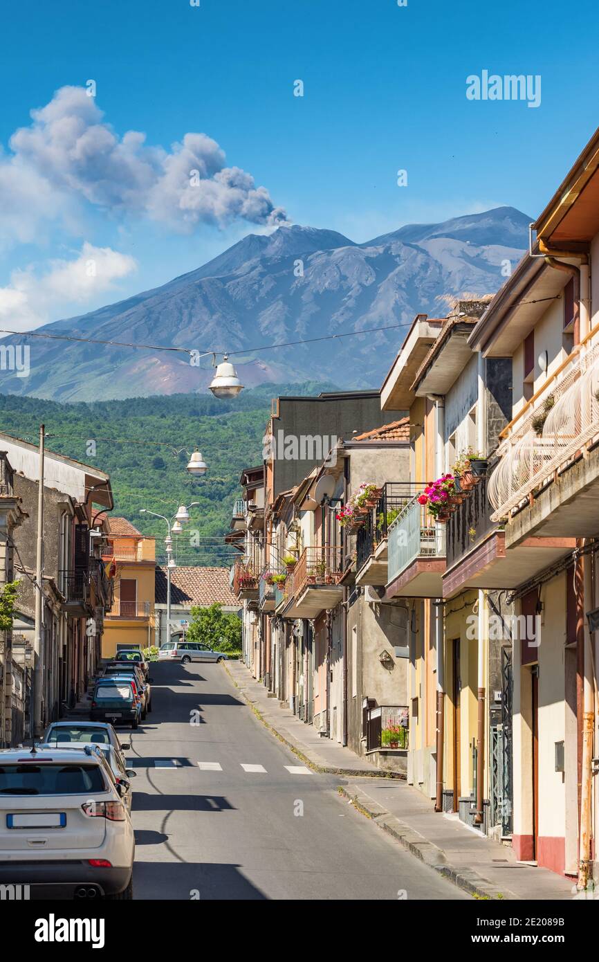 Tipica strada siciliana con vista sull'eruzione del vulcano Etna nella città di Piedimonte Etneo, in Sicilia Foto Stock