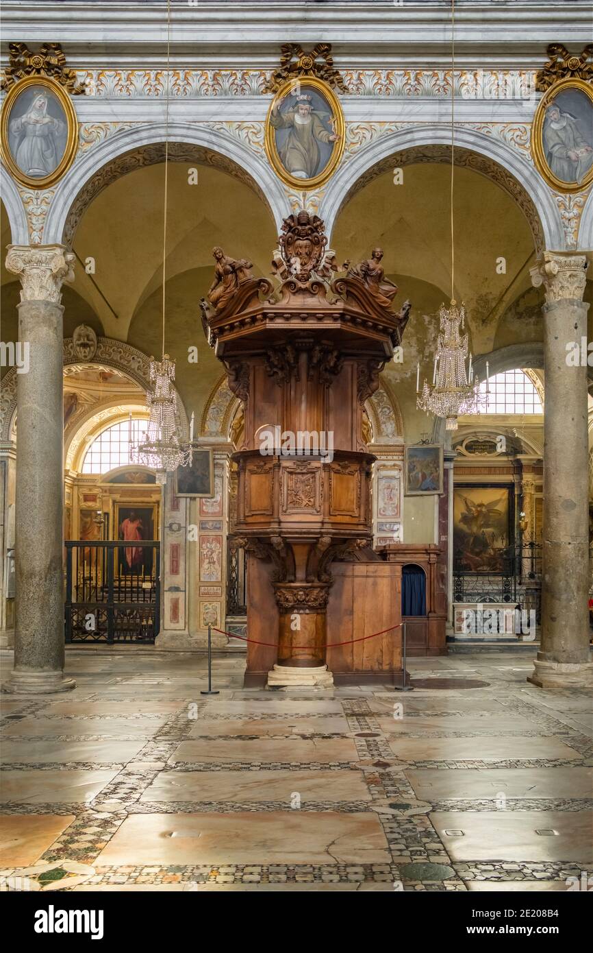 Interno della chiesa di Santa Maria Aracoeli a Roma Foto Stock