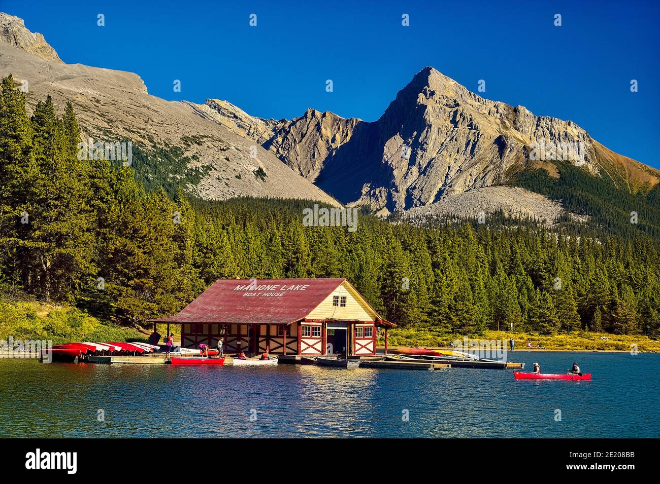 Un paesaggio estivo della casa barca sul lago Maligne nel Jasper National Park con i diportisti che si godono la barca sul lago. Foto Stock