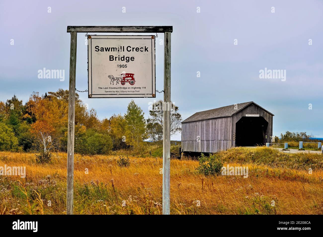 Un'immagine paesaggistica del famoso Sawmill coperto ponte che attraversa Sawmill Creek situato nella contea di Albert New Brunswick Canada. Foto Stock