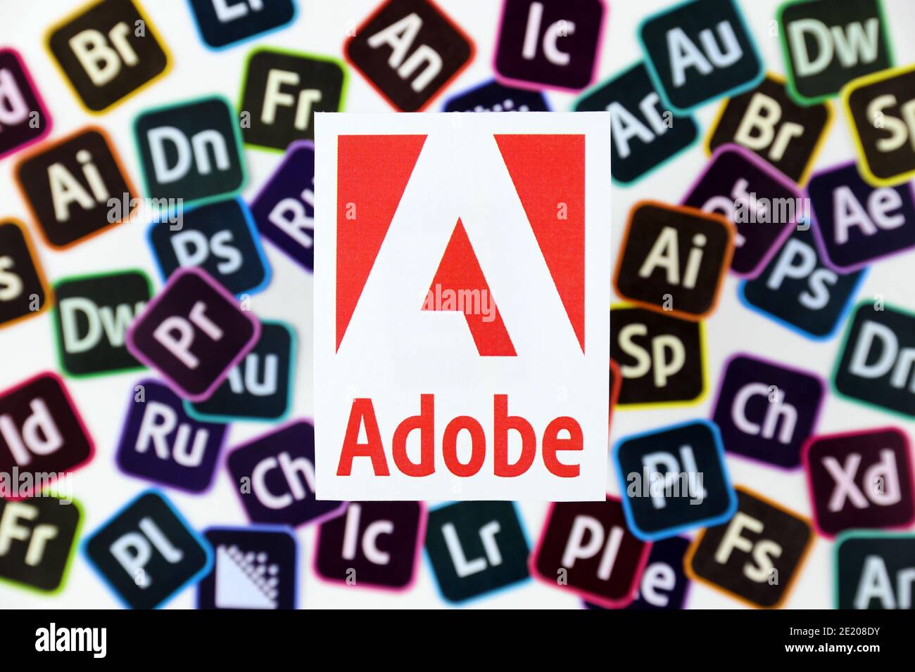 KHARKOV, UCRAINA - 26 DICEMBRE 2020: Loghi cartacei dei più diffusi prodotti adobe su sfondo bianco. Photoshop Illustrator ponte indesign premierepr Foto Stock