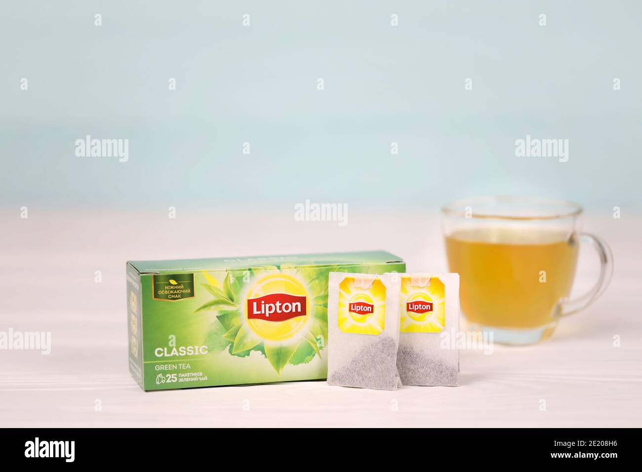 KHARKOV, UCRAINA - 8 DICEMBRE 2020: Lipton classica bustine di tè verde. Lipton è un marchio britannico di tè di proprietà di Unilever e PepsiCo Foto Stock