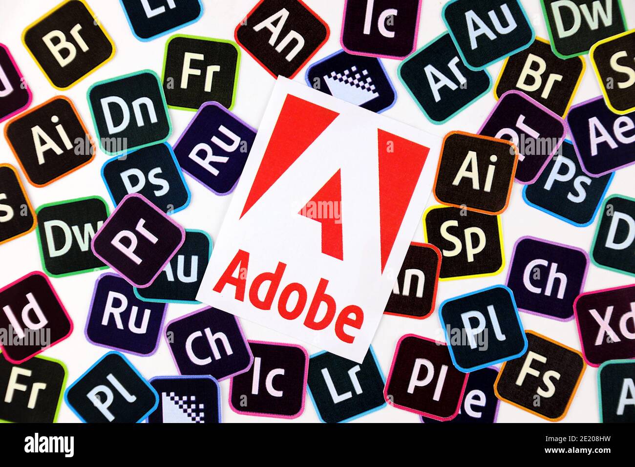 KHARKOV, UCRAINA - 26 DICEMBRE 2020: Loghi cartacei dei più diffusi prodotti adobe su sfondo bianco. Photoshop Illustrator ponte indesign premierepr Foto Stock
