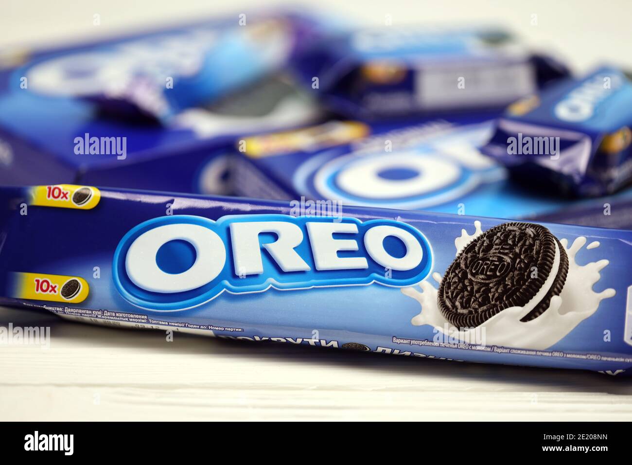 KHARKOV, UCRAINA - 8 DICEMBRE 2020: Biscotti Oreo sandwich e scatole blu su tavola bianca. Oreo è un biscotto sandwich con una crema dolce è il Foto Stock
