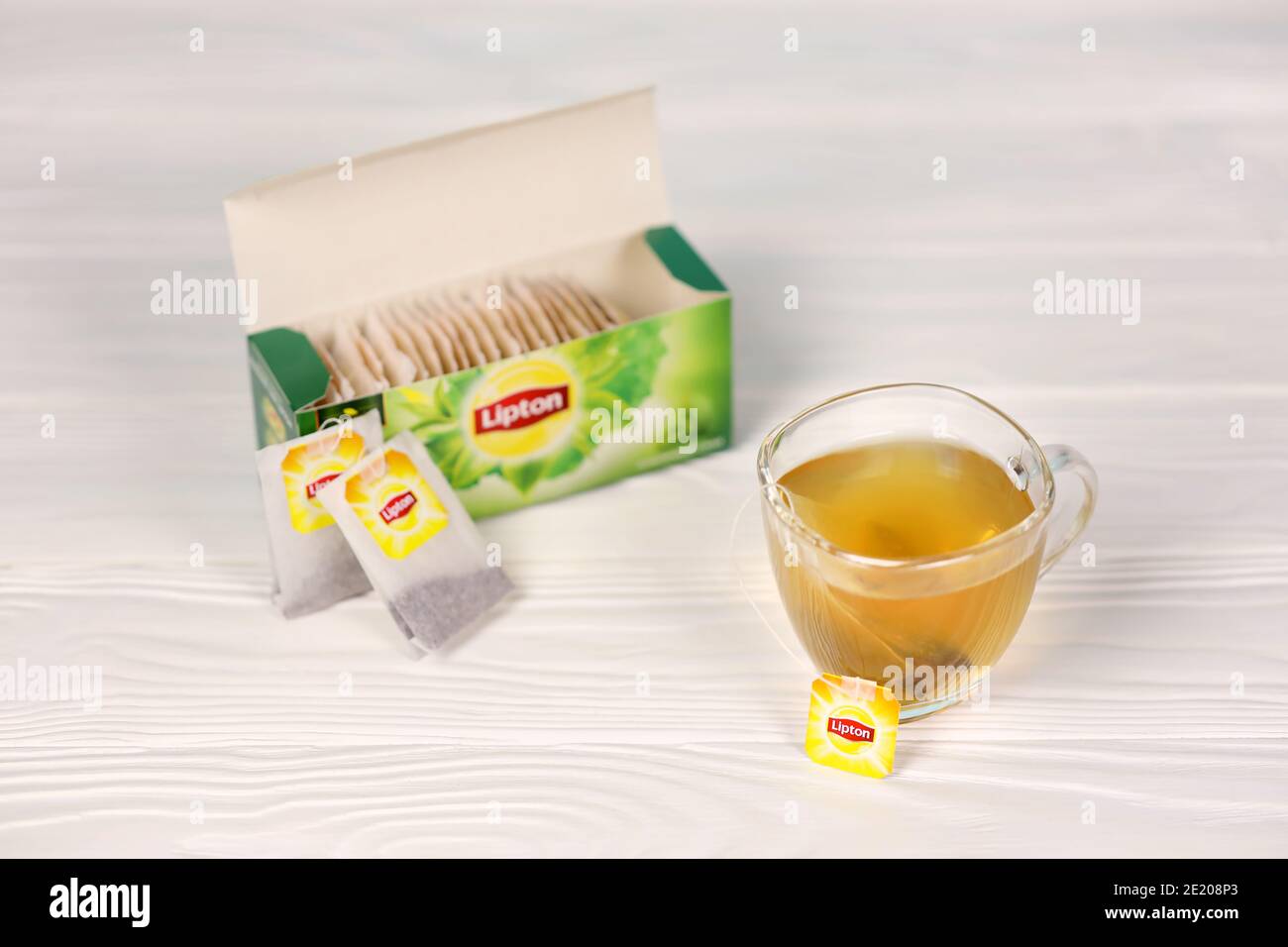 KHARKOV, UCRAINA - 8 DICEMBRE 2020: Lipton classica bustine di tè verde. Lipton è un marchio britannico di tè di proprietà di Unilever e PepsiCo Foto Stock