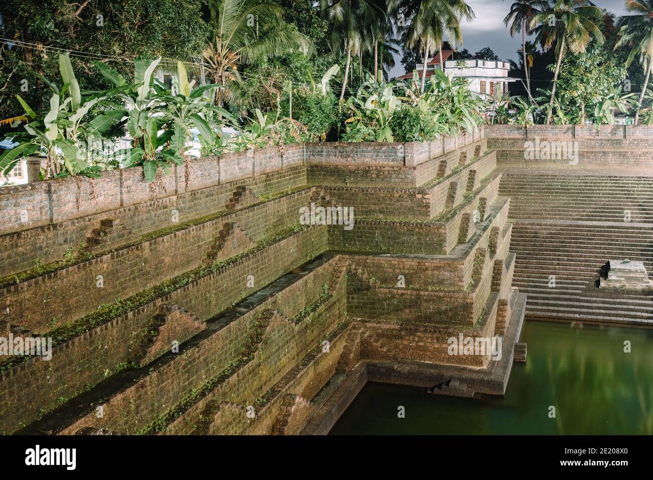Antico ghat da bagno a Kunnrikka Sree Muchilot Bagavathi tempio in Kerala Foto Stock
